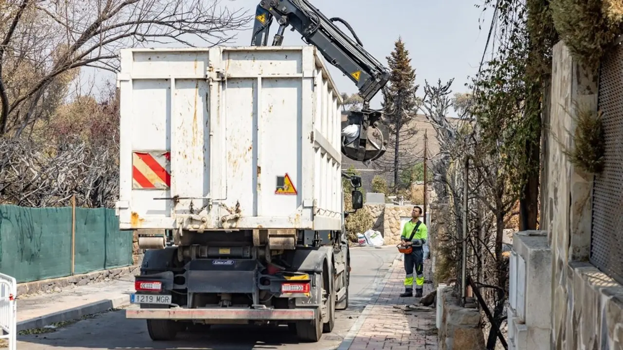 Un cami&oacute;n recoge material generado por el incendio en Tres Cantos