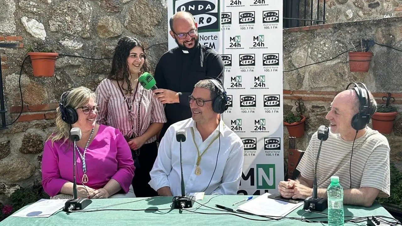 El Hermano Mayor Jos&eacute; Carlos Cabana (en el centro) junto a la Camarera de la Virgen, Beatriz del &Aacute;lamo (izqda.) y de pie Carlos Cabana y el vicario Santiago Tormos