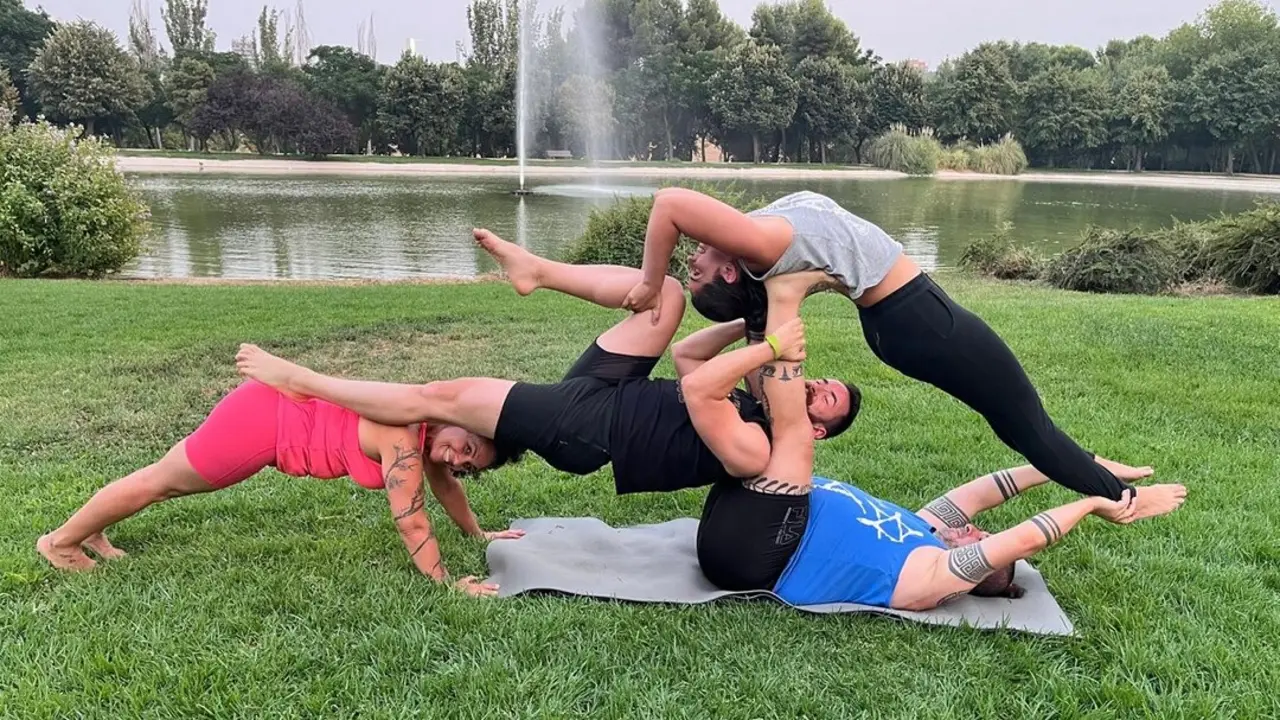 Una postura de AcroYoga con cuatro personas involucradas (foto: Asociaci&oacute;n Radar)
