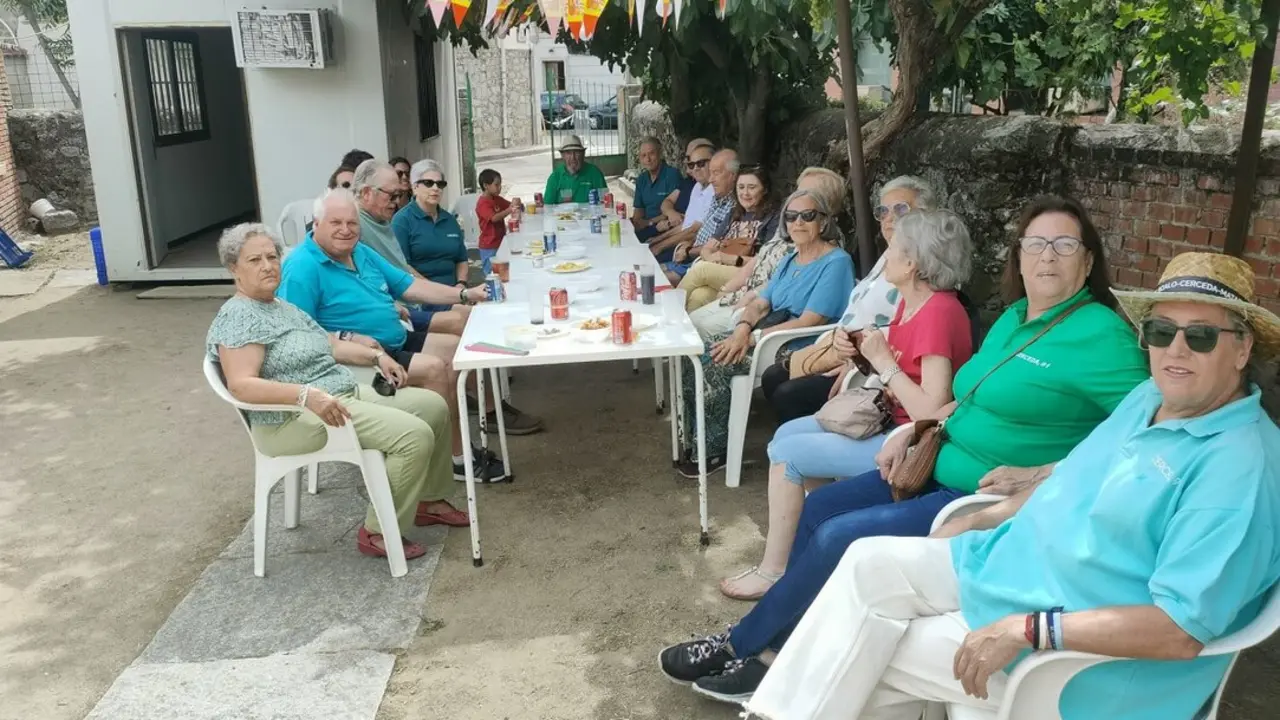 Miembros de la pe&ntilde;a Cerceda 91 tomando el aperitivo en su sede durante las fiestas