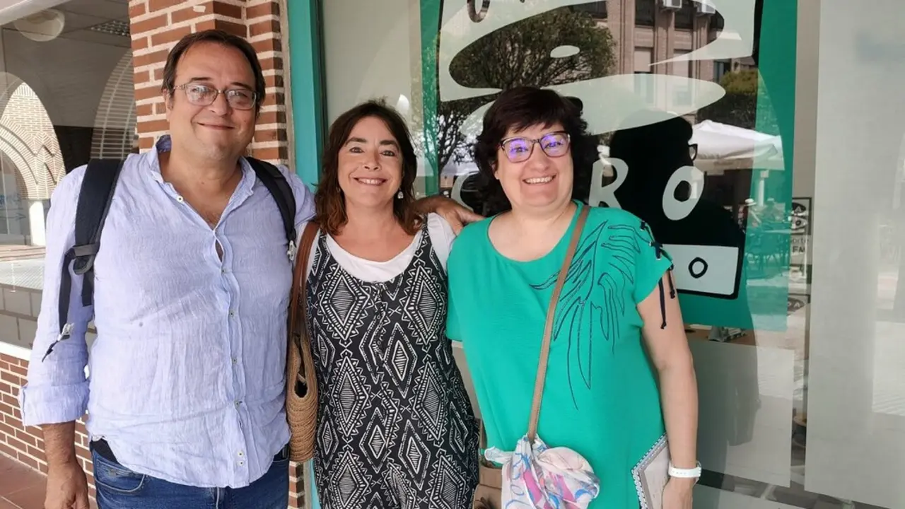 La compa&ntilde;&iacute;a teatral Desparpajo con Jorge Redondo  (izqda.) y Laura Dopico (centro) representan Pasi&oacute;n Baturra