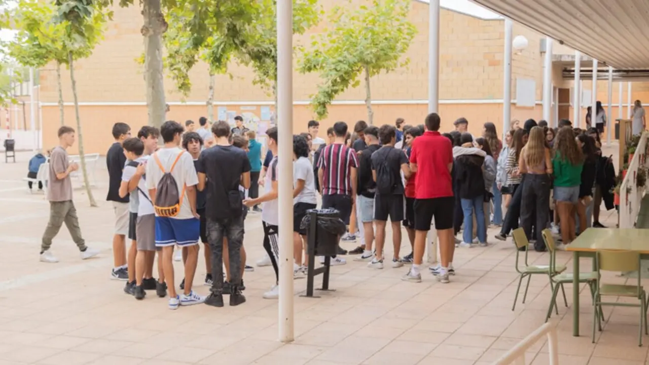 Varios grupos de estudiantes en uno de los institutos de ESO de Tres Cantos