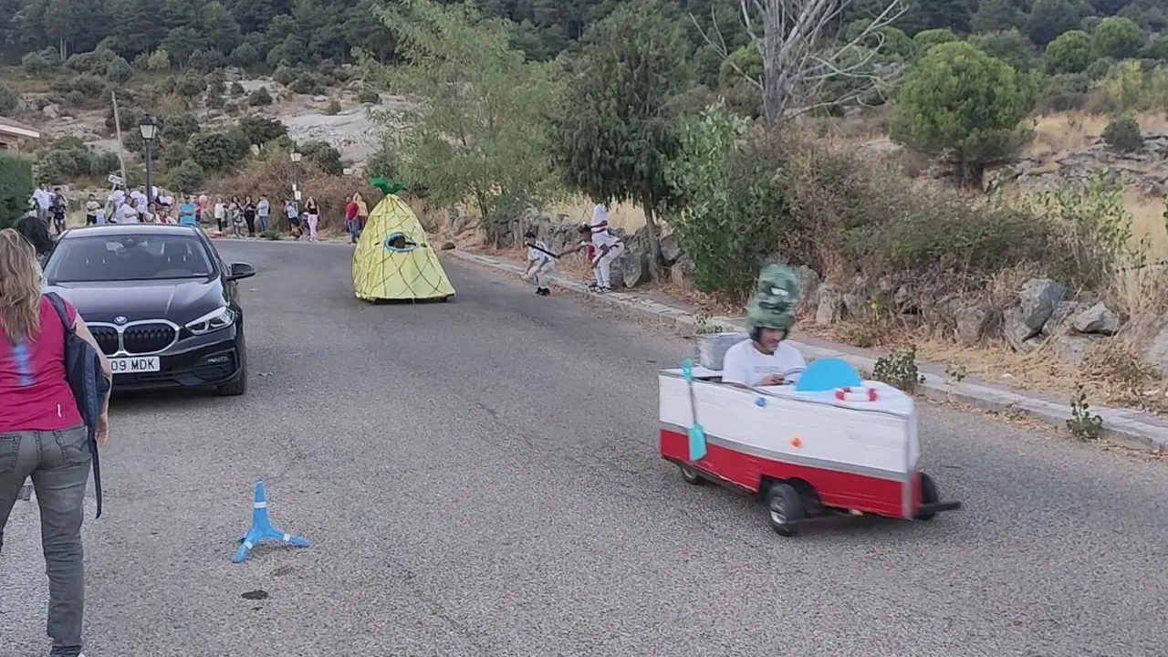 Un momento de la Carrera de Autos Locos de las fiestas patronales de Becerril de la Sierra