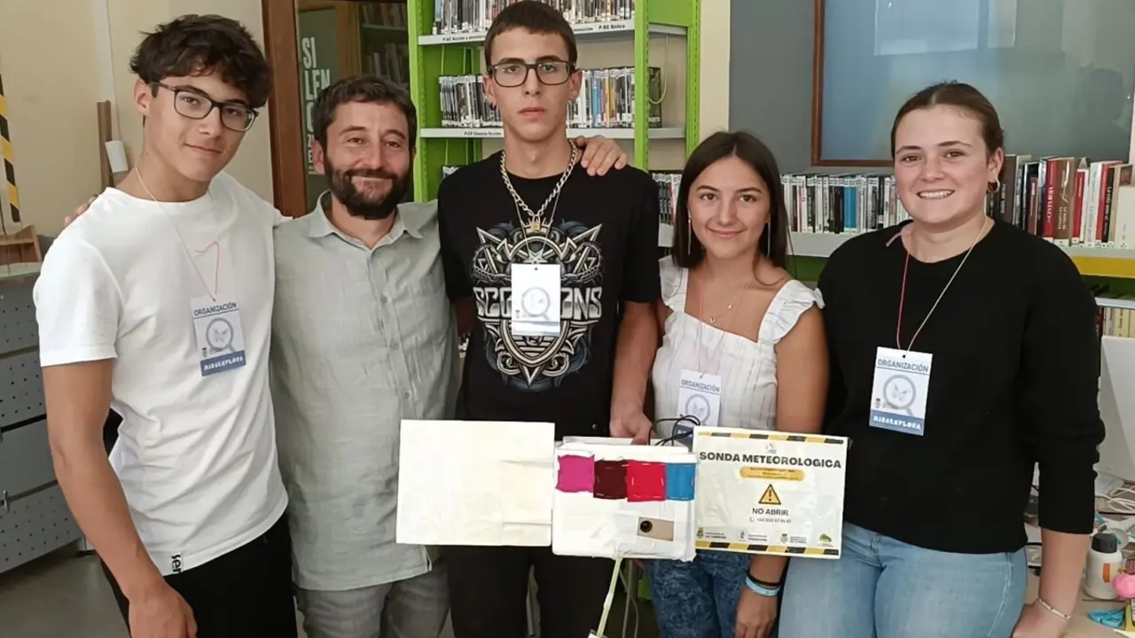 Miembros del equipo del IES La Cabrera con la sonda que lanzaron a la atm&oacute;sfera con un globo
