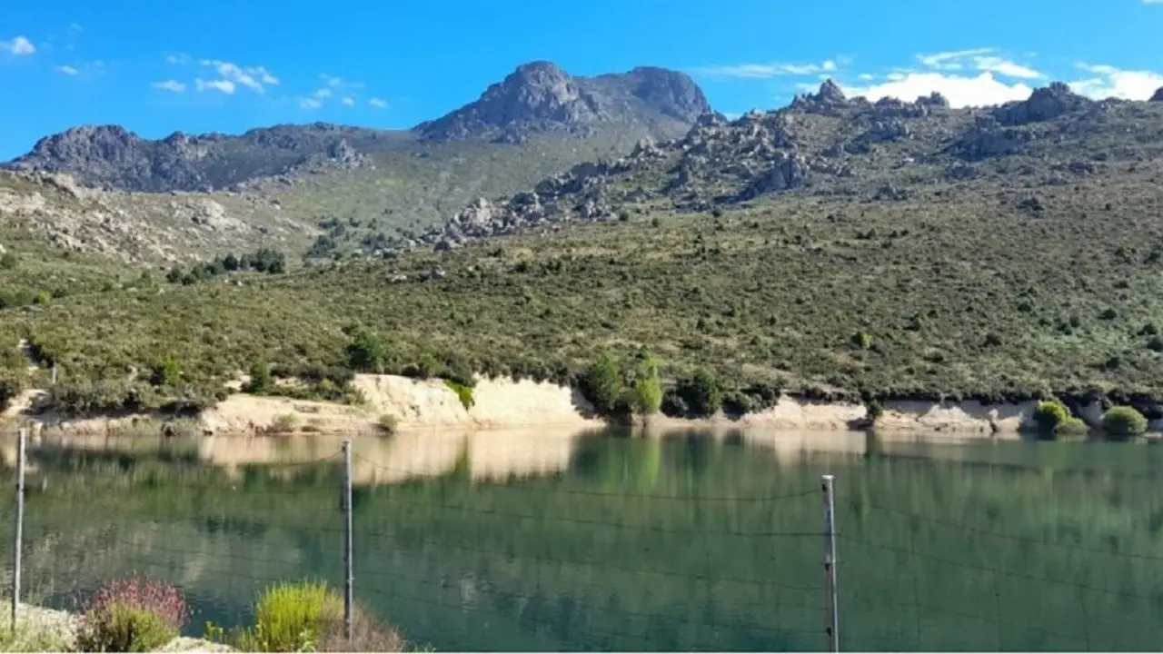 El Embalse de la Maliciosa est&aacute; situada entre monta&ntilde;as