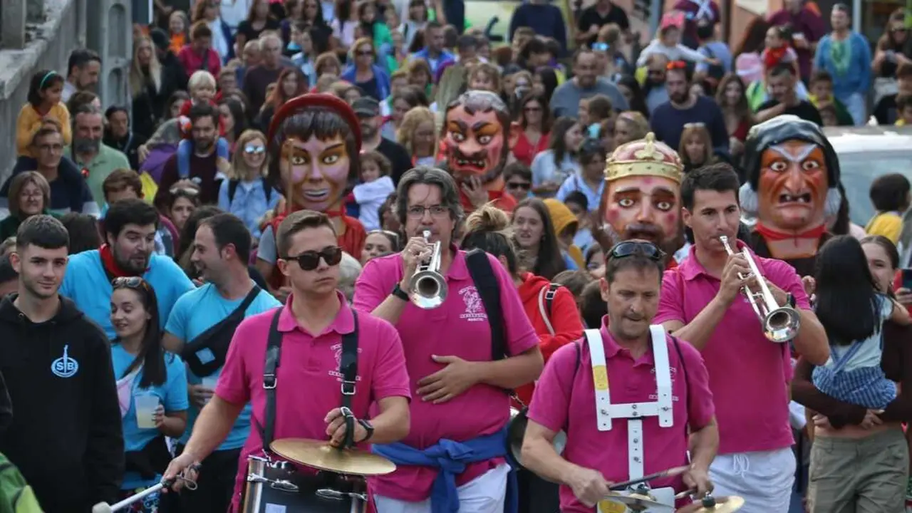 Pe&ntilde;as festivas de Pedrezuela en el desfile previo al inicio oficial de las fiestas