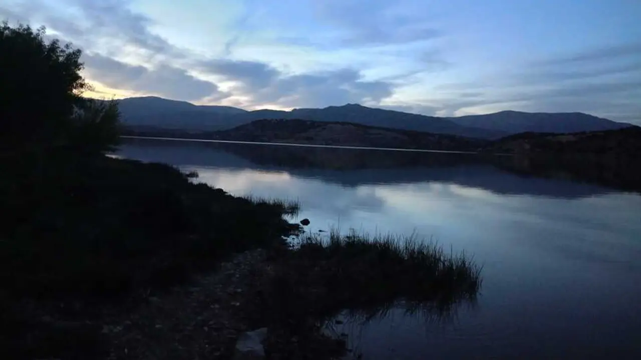 El embalse de Pedrezuela de noche.