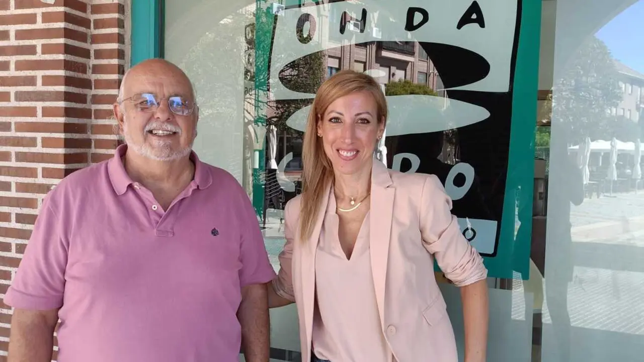 Javier de Andr&eacute;s (izquierda) y &Aacute;ngela Santiago (dcha), de Asprodico en la sede de Onda Cero Madrid Norte