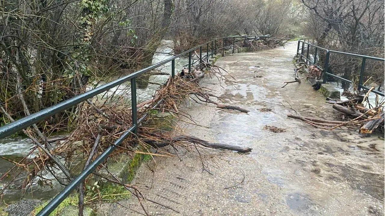 Los vecinos del barrio de la Ermita de Manzanares El Real piden mejoras en la zona como por ejemplo en el puente que cruza el R&iacute;o Manzanares y se inunda cuando llueve intensamente