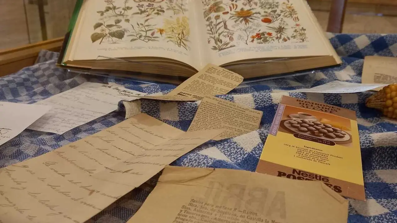 Una de las instalaciones art&iacute;sticas de Entre p&aacute;ginas, exposici&oacute;n que podemos ver en Soto del Real
