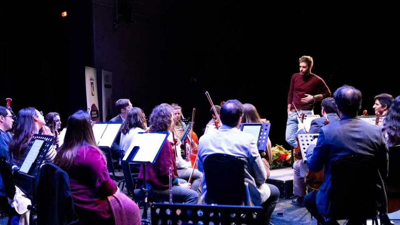 La Orquesta Sinf&oacute;nica Villa de Colmenar Viejo y su director, Kiko Moreno. Imagen de Kiko Moreno.