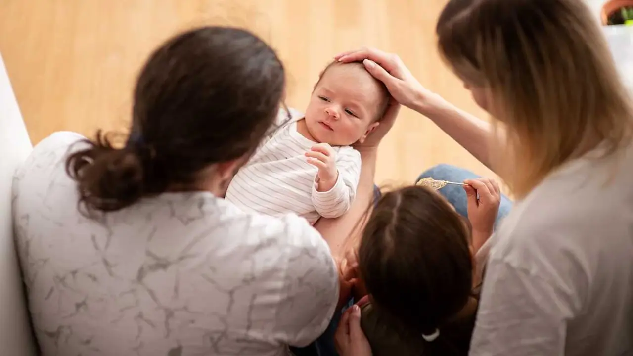 Un padre y una madre en un taller de crianza de beb&eacute;s