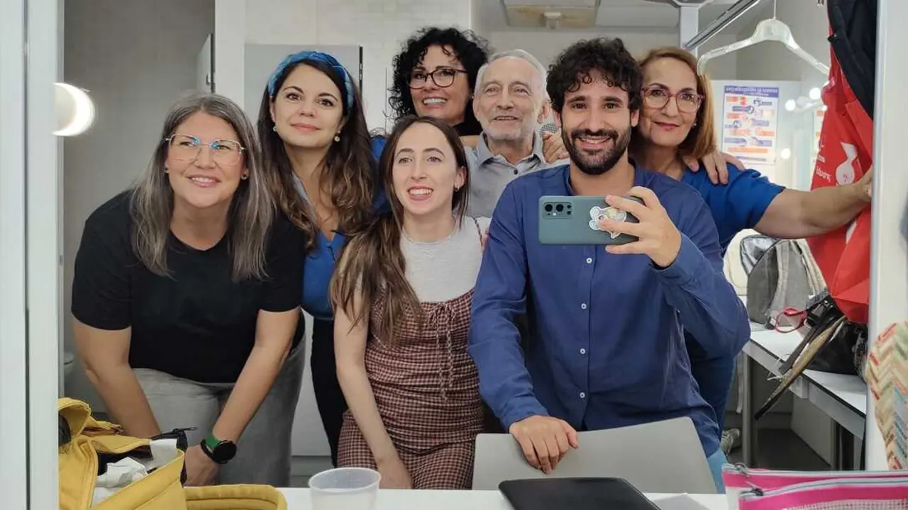 Foto de familia de los integrantes del grupo teatral TKom&uacute;n de Alcobendas