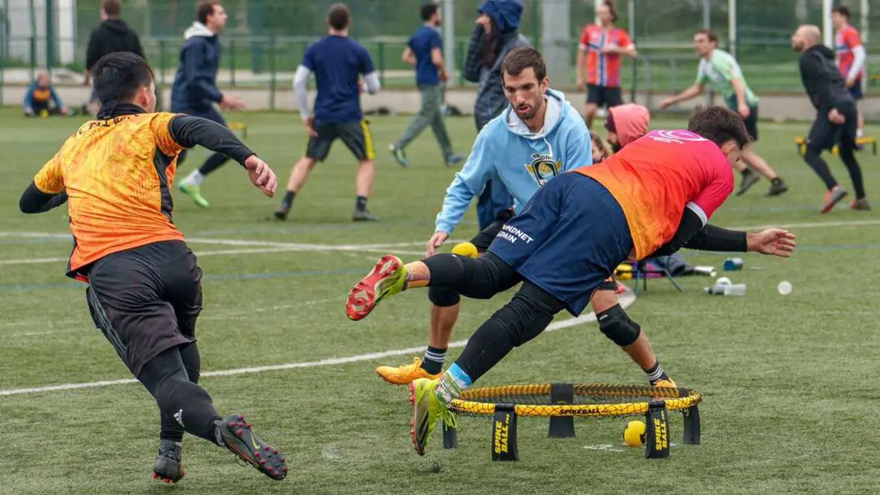 Marcos Berm&uacute;dez jugando al roundnet.