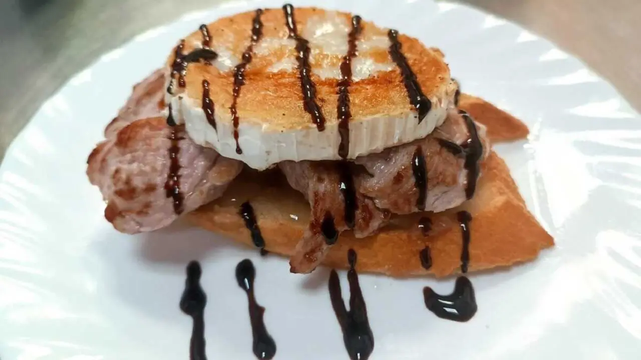 Tostada de solomillo y queso de cabra de uno de los locales participantes en la Ruta de la Tapa de Colmenar Viejo 2025