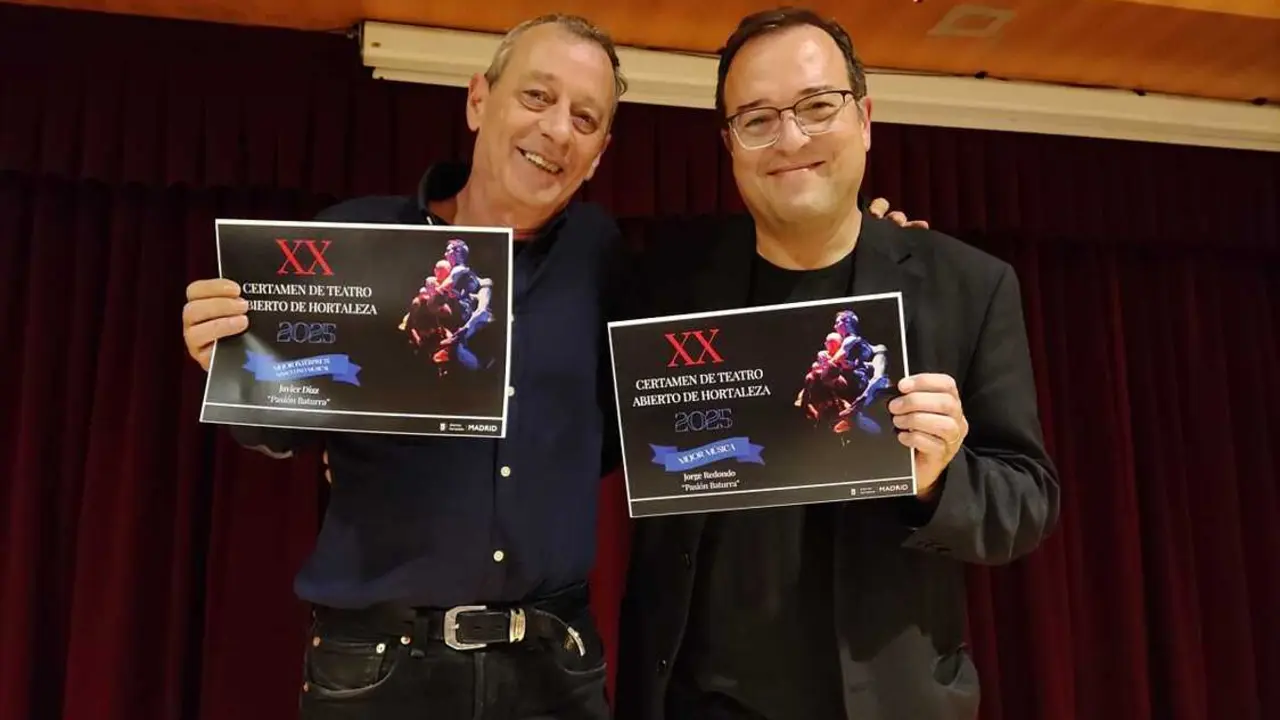 Javier D&iacute;az, actor (izqda.) y Jorge Redondo, director y compositor (dcha), al recoger los premios teatrales
