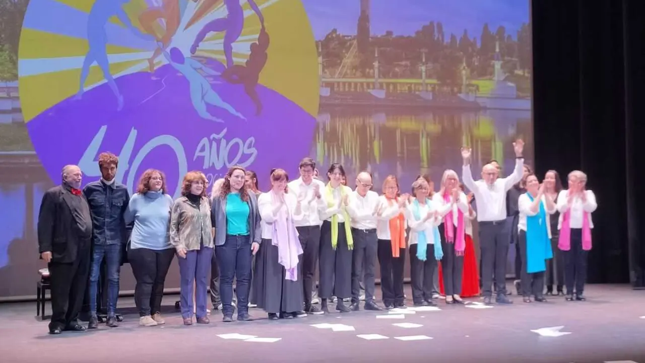 Foto de familia de los artistas que actuaron en la Gala Vecinal de Tres Cantos del 15 de noviembre