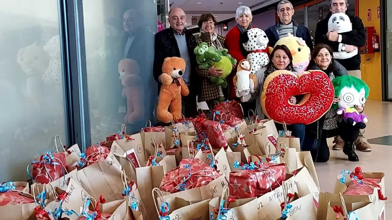 Un mont&oacute;n de regalos para ni&ntilde;os sin recursos en una pasada edici&oacute;n de Pajes M&aacute;gicos