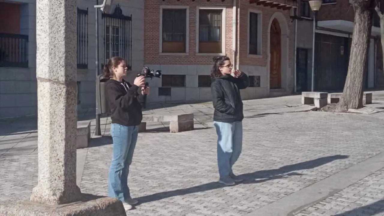Paula Mozota y Paula Calamonte grabando el documental sobre la guerra civil en Colmenar Viejo