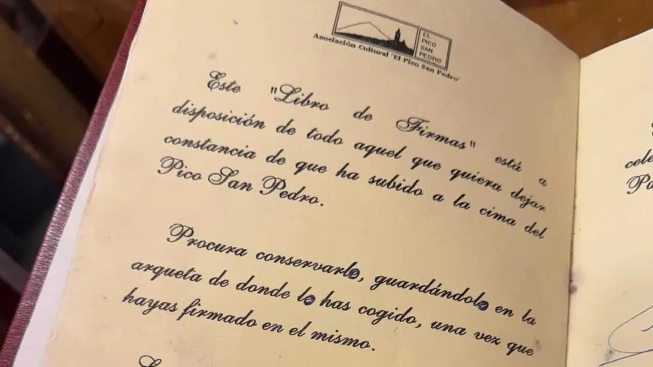Uno de los libros colocados en la cima del Pico de San Pedro de Colmenar Viejo que ofrecen la posibilidad a los senderistas de poner alg&uacute;n mensaje para la posteridad