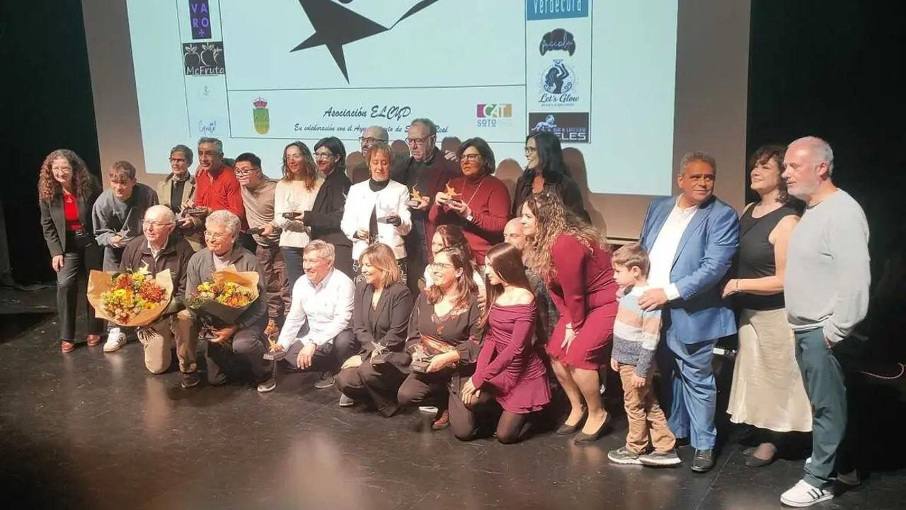 Foto de familia de los nominados y premiados en la gala Elcyd 2025 de Soto del Real