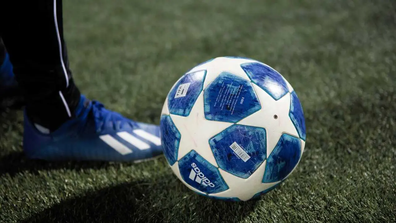 Foto de <a href="https://unsplash.com/es/@janoschphotos?utm_source=unsplash&utm_medium=referral&utm_content=creditCopyText">Janosch Diggelmann</a> en <a href="https://unsplash.com/es/fotos/balon-de-futbol-azul-y-blanco-en-campo-de-hierba-verde-ZBZStqTOXFU?utm_source=unsplash&utm_medium=referral&utm_content=creditCopyText">Unsplash</a>