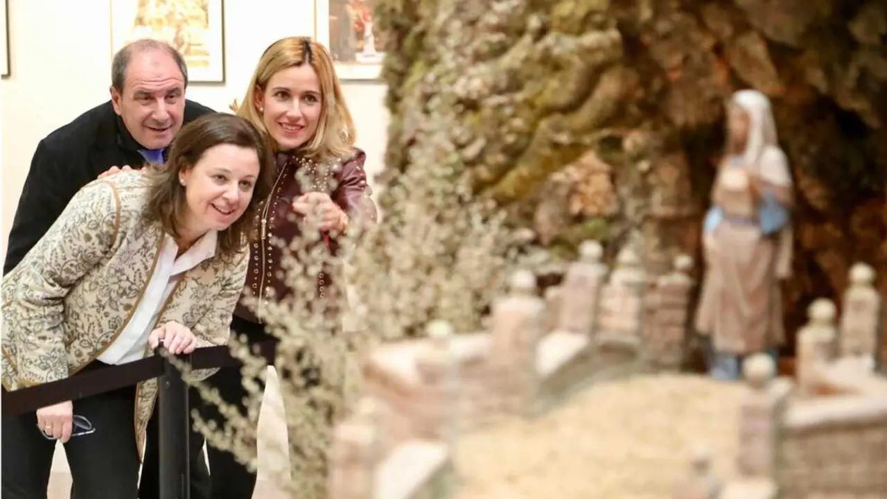 La alcaldesa de Alcobendas, Roc&iacute;o Garc&iacute;a, mira una de las escenas del bel&eacute;n Monumental