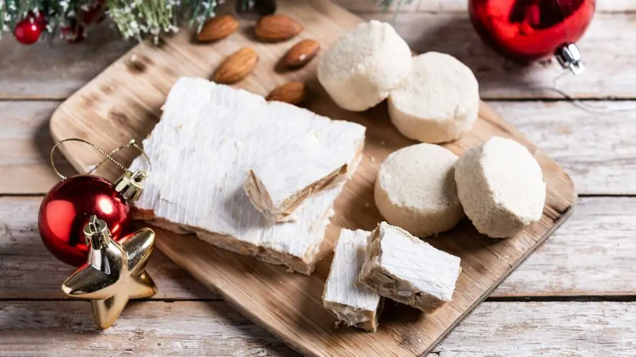 Una tabla con turrones y otros dulces navide&ntilde;os