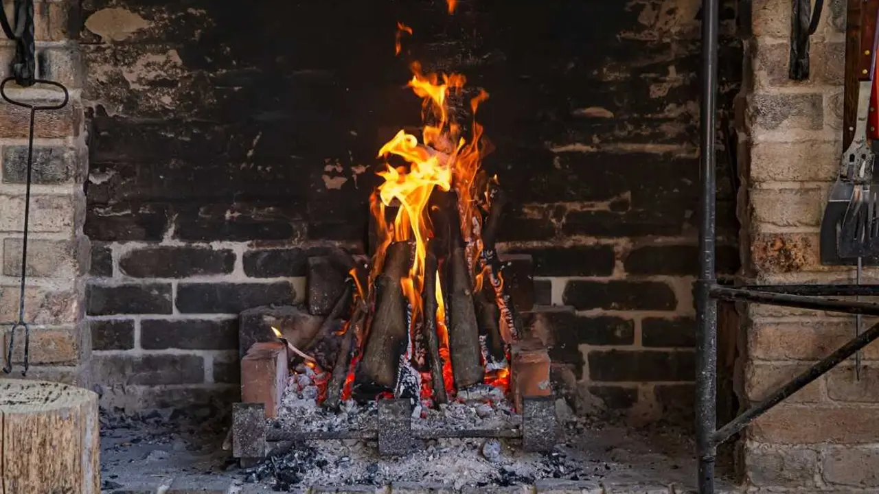 El fuego de una chimenea con maderas