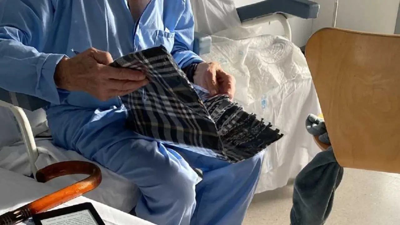 Un mayor en el Hospital Infanta Sof&iacute;a recibe su regalo de la asociaci&oacute;n MIMA