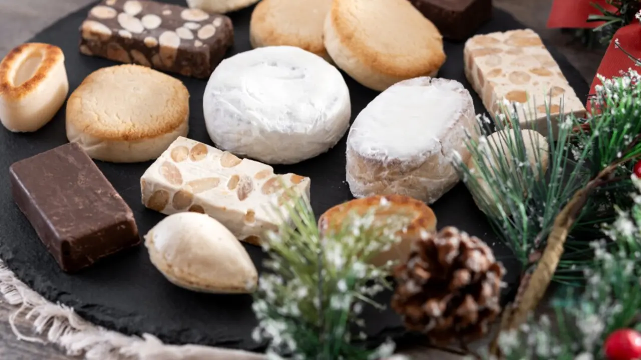 Una mesa llena de polvorones y turr&oacute;n.