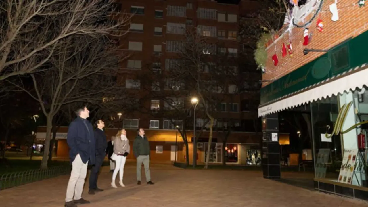 Visita del jurado para conocer los participantes en el certamen de decoraci&oacute;n navide&ntilde;a de viviendas de Tres Cantos