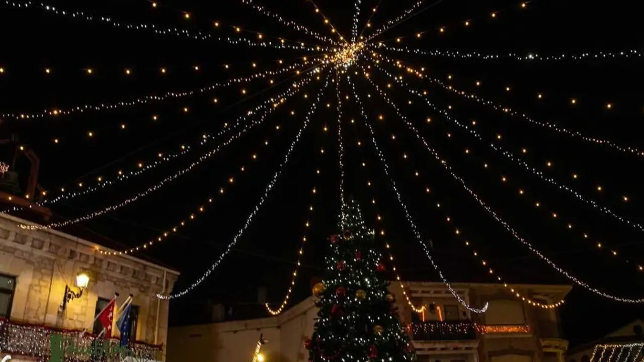 La Plaza del Ayuntamiento de Guadalix de la Sierra, vestida de Navidad