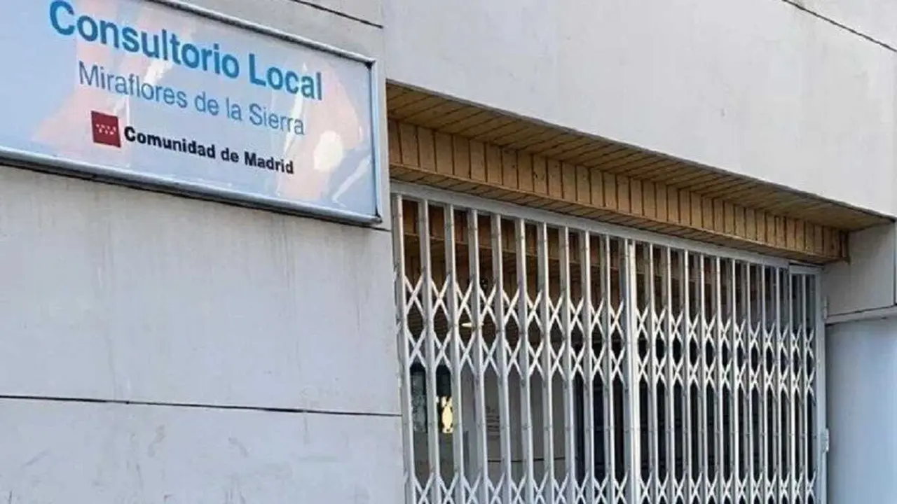 Entrada al consultorio m&eacute;dico de Miraflores de la Sierra