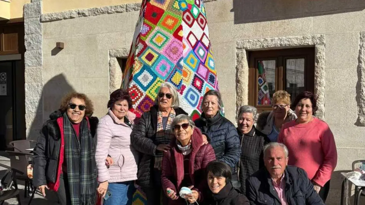 Varios de los participantes en la creaci&oacute;n del &Aacute;rbol de Navidad hecho de ganchillo de Manzanares El Real junto a la artesana Rosa Marcano (izquierda de la imagen)