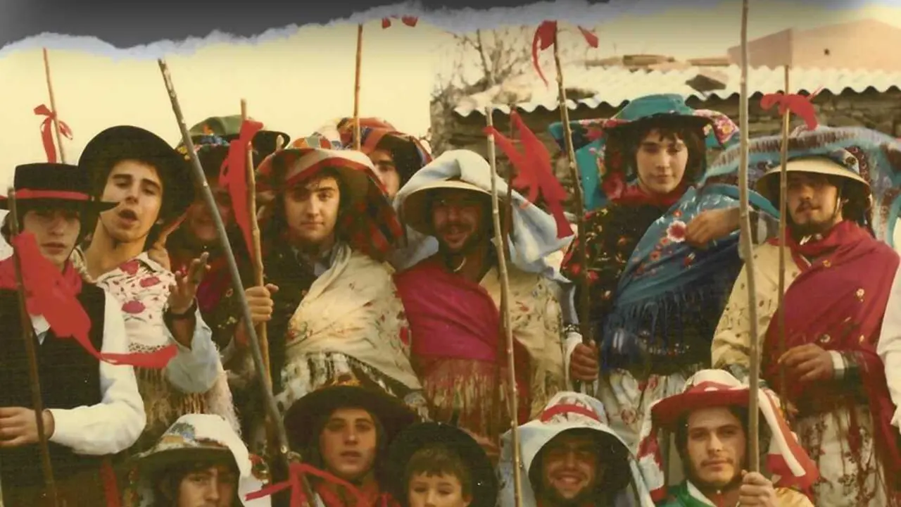 Integrantes de una de las "vaquillas" de Pedrezuela (cartel del Ayuntamiento)
