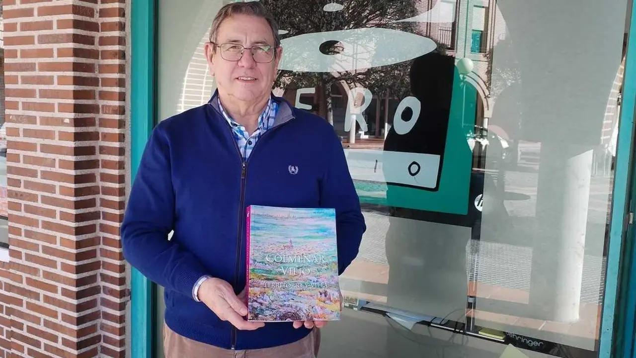 Mariano de Andr&eacute;s, con un ejemplar del libro sobre Colmenar Viejo