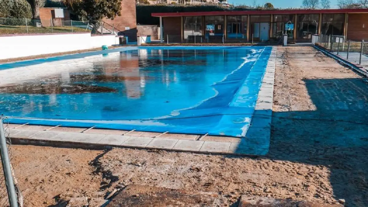 Obras de mejora en la piscina municipal de verano de Manzanares El Real