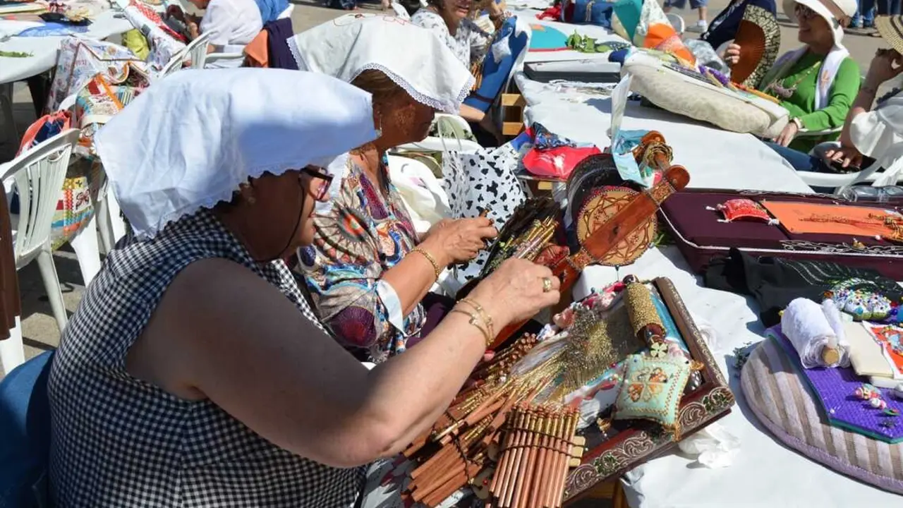 Una encajera de bolillos, en uno de los encuentros realizados en Sanse en la Plaza del Ayuntamiento