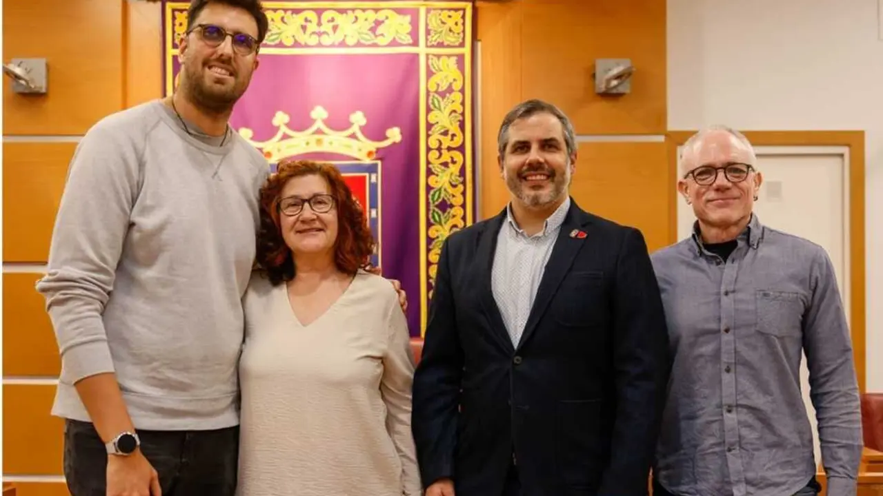 Alberto Bartolom&eacute;, a la izquierda, sustituye a Victoria de la Morena en Ganemos Colmenar