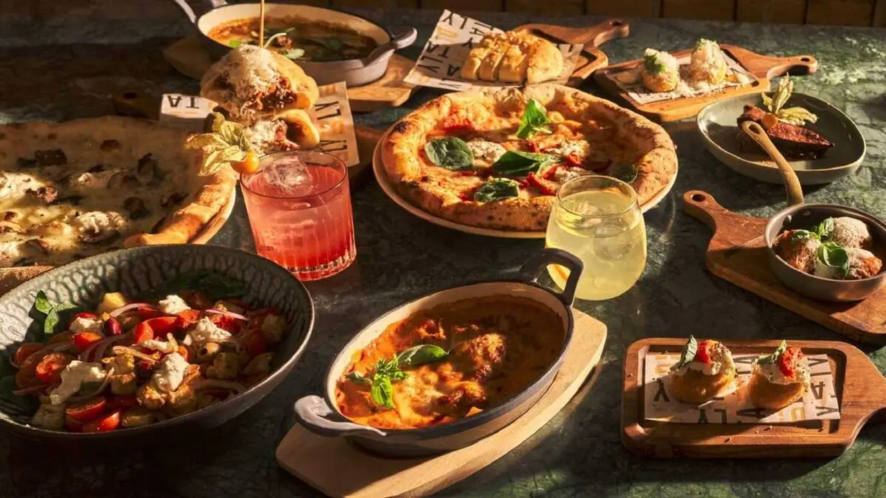 Algunas de las propuestas culinarias de Ditaly Tres Cantos en la que no falta la pizza napolitana