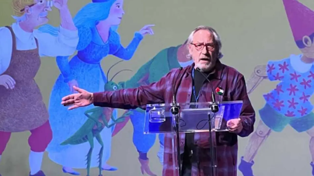 Ricardo G&oacute;mez, tras recibir el premio honor&iacute;fico por su trayectoria en la literatura infantil y juvenil en el Festival Festilij3C