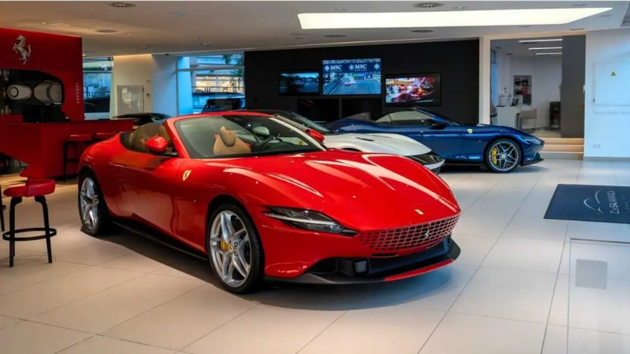 Varios modelos de la casa Ferrari en el concesionario C. de Salamanca