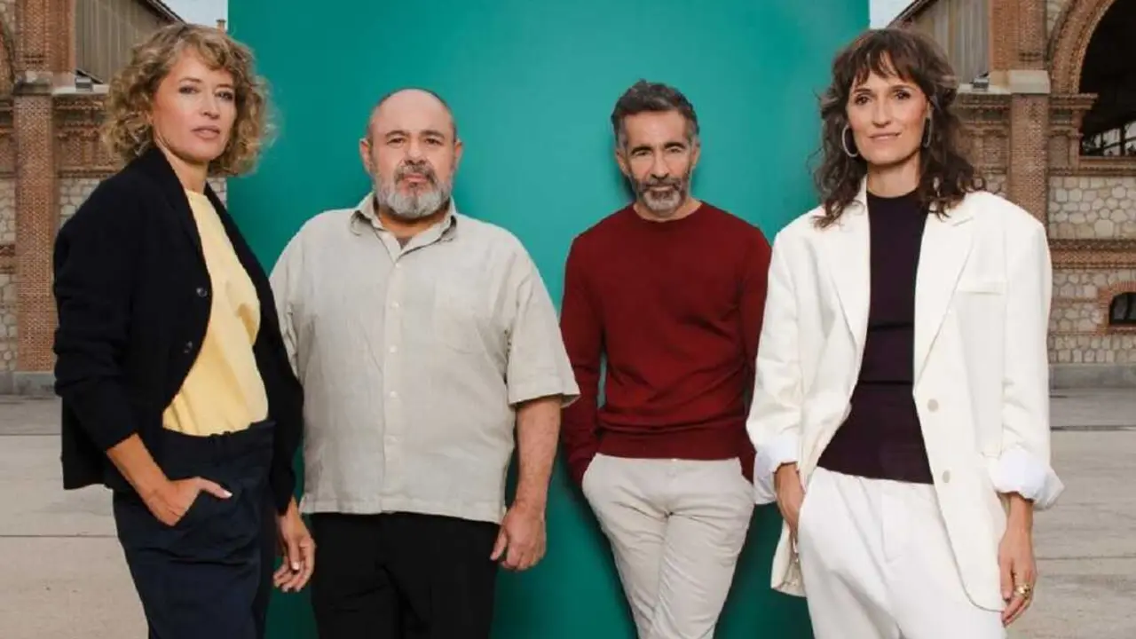 El reparto de Filosof&iacute;a Mundana, en el que est&aacute; Jorge Calvo (segundo por la izquierda)