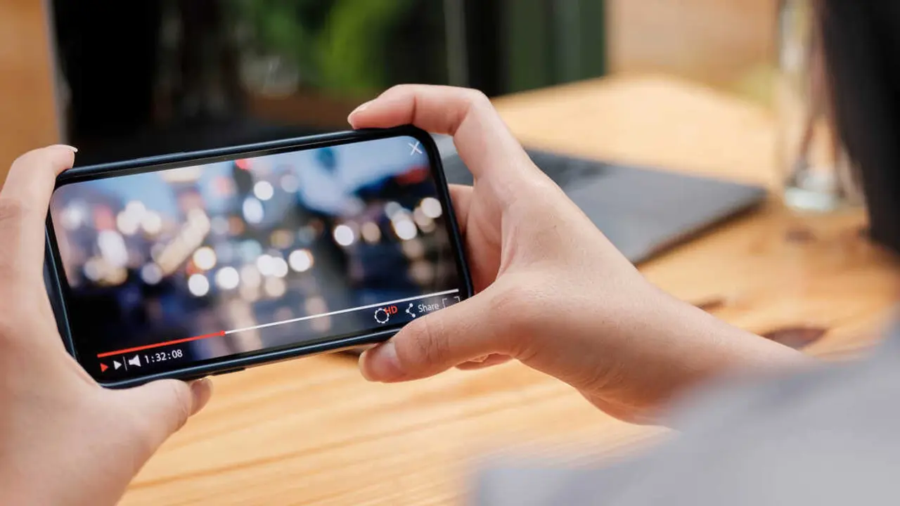 Una persona con un smartphone. Imagen de archivo.