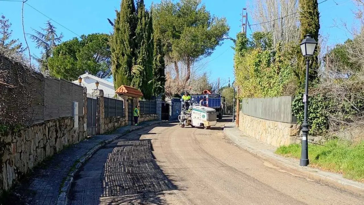 Obras de asfaltado en Becerril de la Sierra, en la urbanizaci&oacute;n El Berrocal