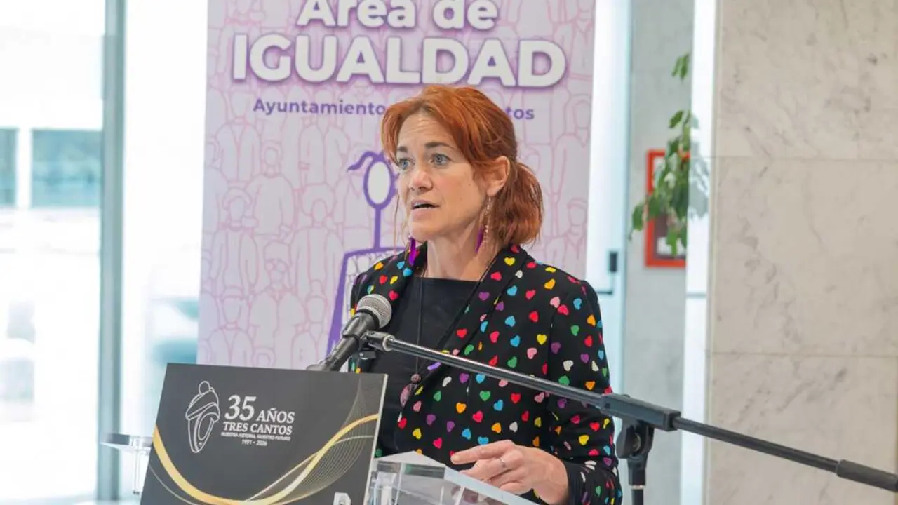 La concejal de Igualdad de Tres Cantos Sonia Lolo, durante el acto de lectura del manifiesto del 8M de 2026