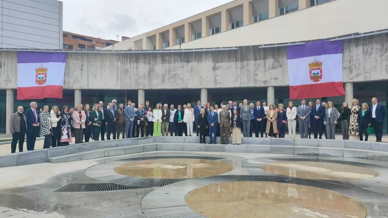 Foto de familia del pleno conmemorativo del 35 aniversario de Tres Cantos
