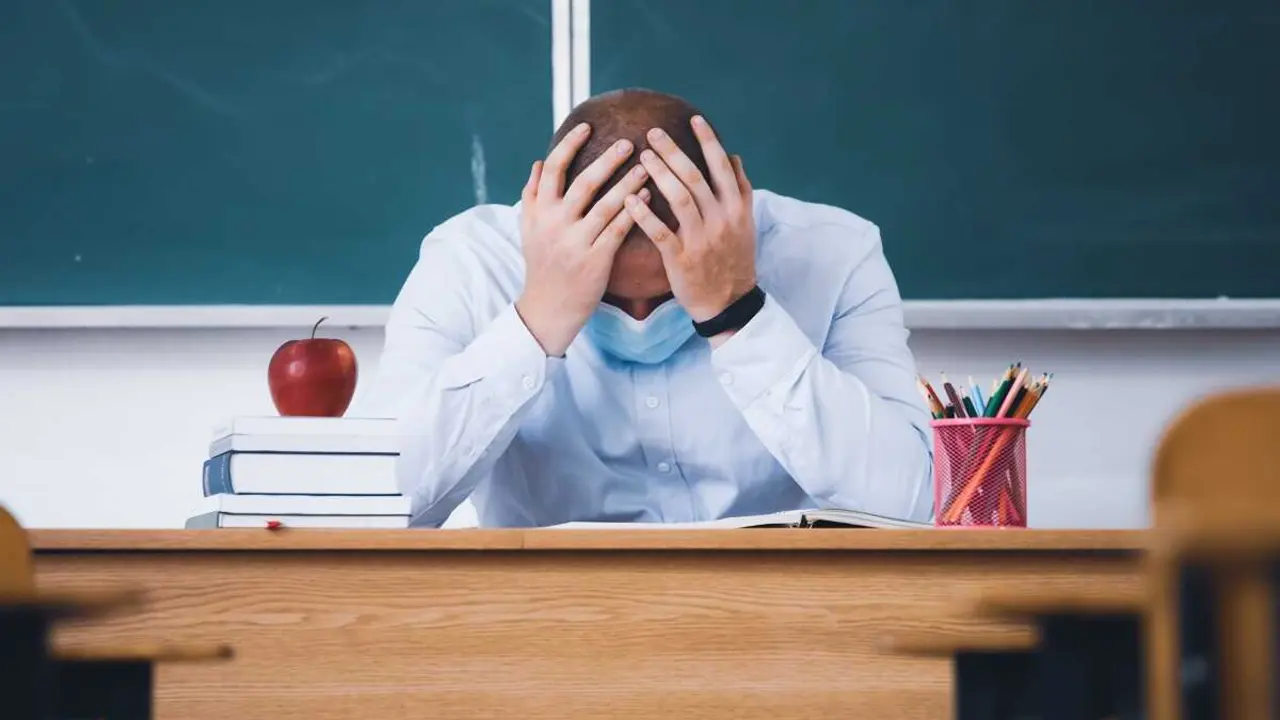 profesor triste agresi&oacute;n aulas