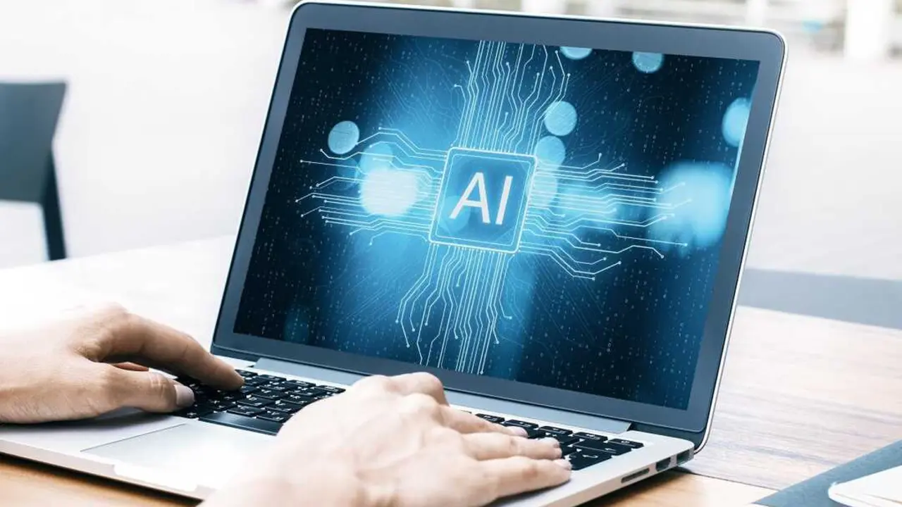 empresario utiliza Inteligencia Artificial en su ordenador